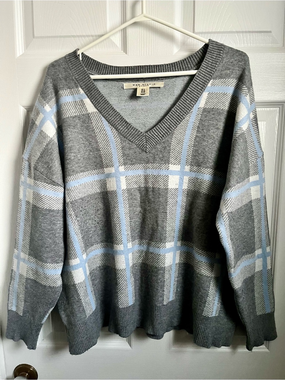 Max Studio Gray Blue Plaid V-Neck Sweater 1X Knit Pullover Soft Pull Plus Size
